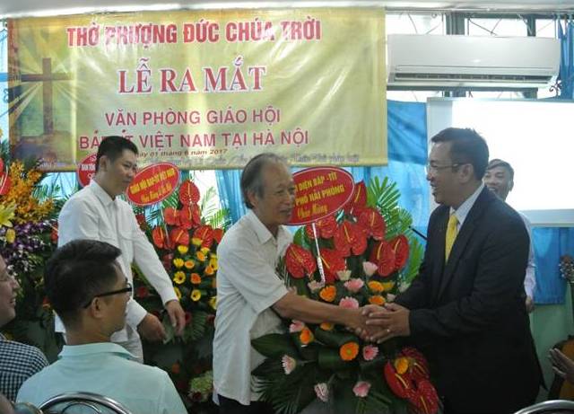  Mục sư Vũ Duy Luynh thay mặt Ban đại diện Báp tít Hải Phòng tặng hoa chúc mừng: